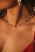 Collier Carmen en pierres naturelles et laiton doré porté – bijou Adalima