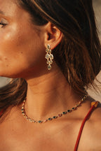Collier Carmen en pierres naturelles et laiton doré porté – bijou Adalima