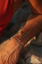 Bracelet Yaelle à perles, en acier inoxydable doré porté – bijou Adalima