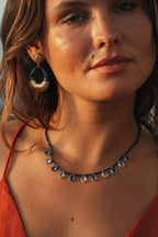 Collier Nehal en pierres naturelles et acier inoxydable doré porté – bijou Adalima
