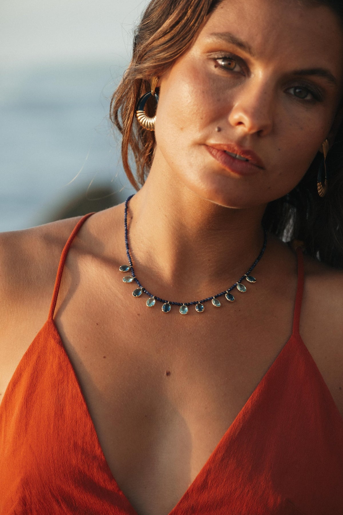 Collier Nehal en pierres naturelles et acier inoxydable doré porté – bijou Adalima