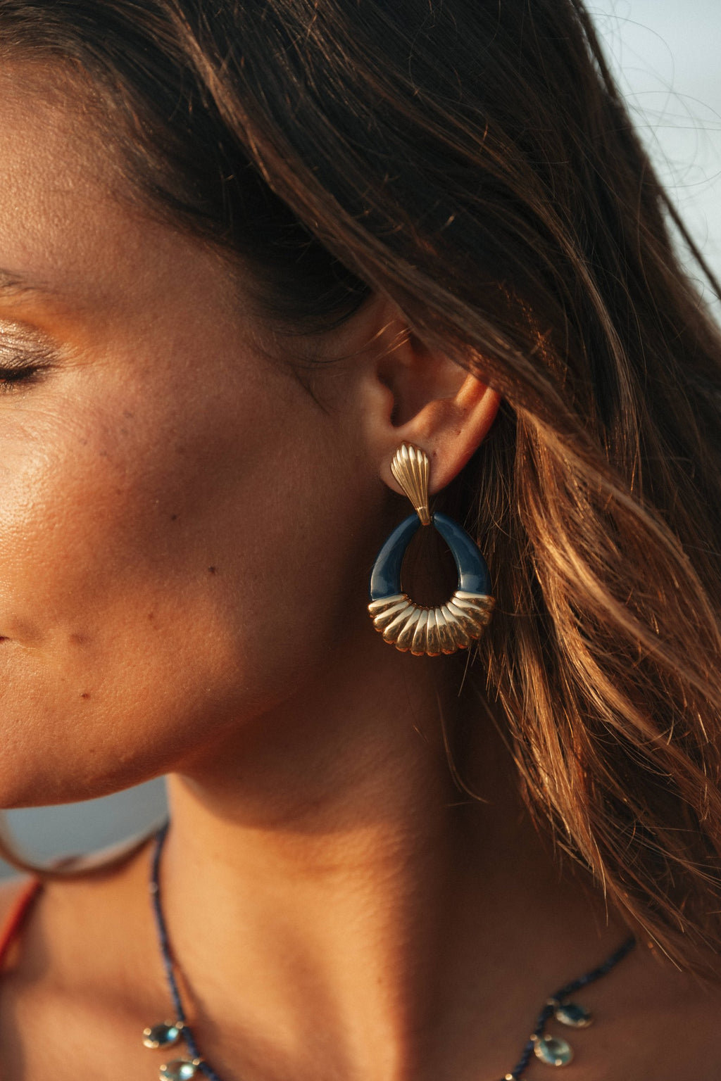 Boucles d’oreilles Oli en acier inoxydable doré portées – bijou Adalima