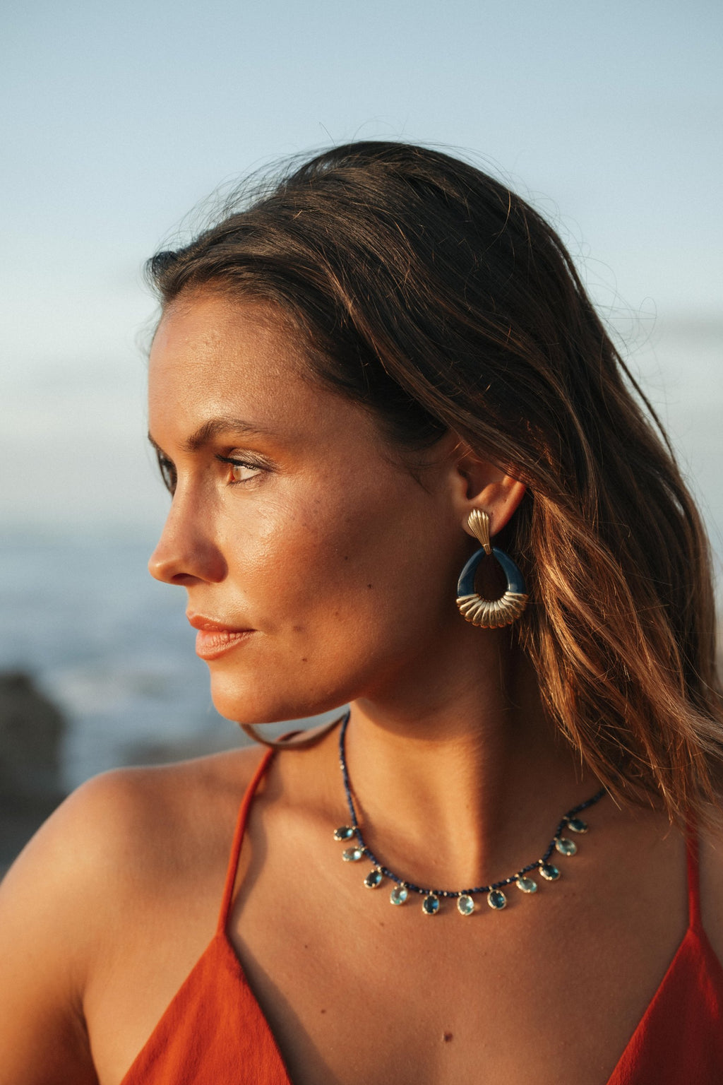 Boucles d’oreilles Oli en acier inoxydable doré portées – bijou Adalima