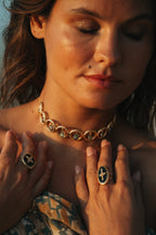 Collier Selma en pierres naturelles et laiton doré porté – bijou Adalima