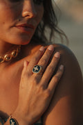 Bague Selma en pierres naturelles et laiton doré portée – bijou Adalima