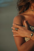 Bague Sari en pierres naturelles et laiton doré portée – bijou Adalima