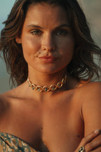 Collier Selma en pierres naturelles et laiton doré porté – bijou Adalima