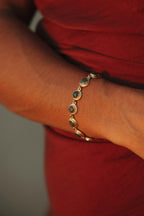 Bracelet Sihem en pierres naturelles et laiton doré porté – bijou Adalima