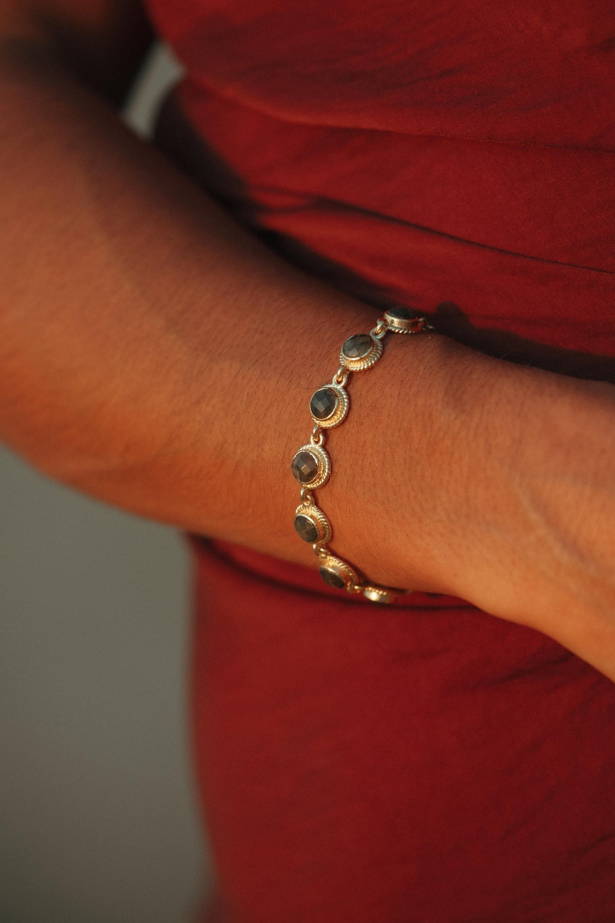 Bracelet Sihem en pierres naturelles et laiton doré porté – bijou Adalima