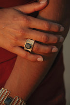 Bague Alia en pierres naturelles et laiton doré portée – bijou Adalima