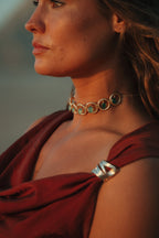 Collier Selma en pierres naturelles et laiton doré porté – bijou Adalima
