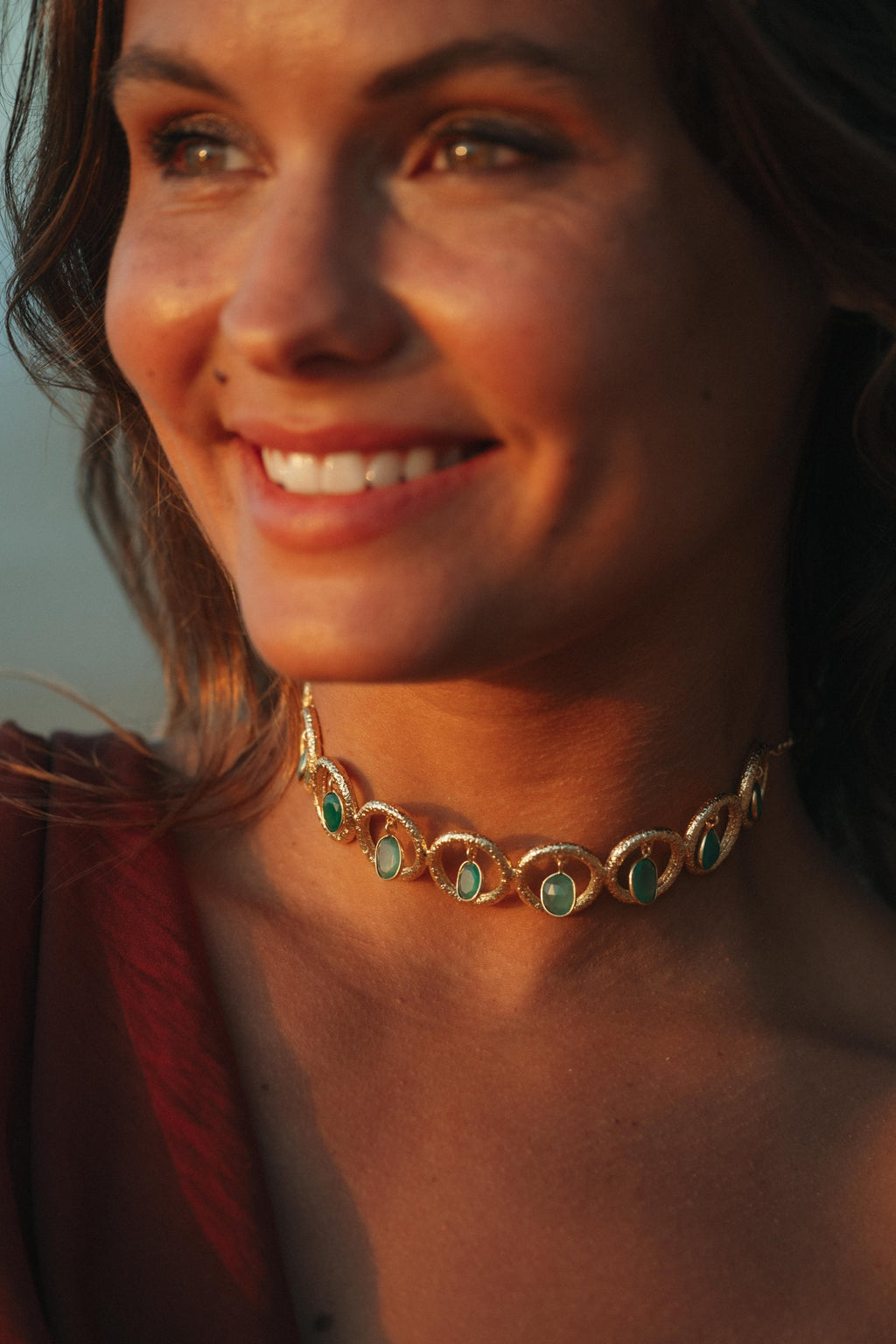 Collier Selma en pierres naturelles et laiton doré porté – bijou Adalima
