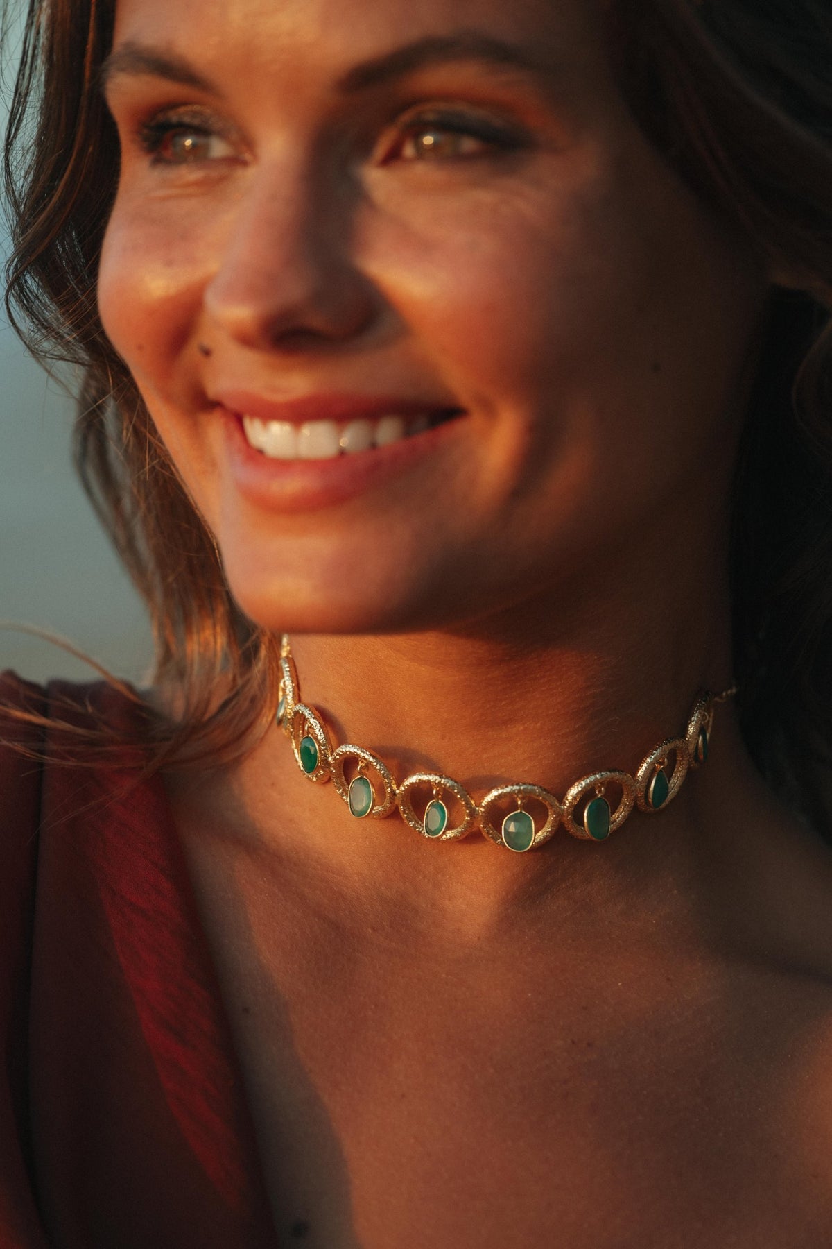 Collier Selma en pierres naturelles et laiton doré porté – bijou Adalima
