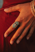 Bague Sari en pierres naturelles et laiton doré portée – bijou Adalima