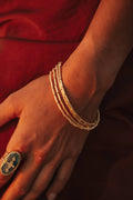 Bracelet Mera en laiton doré porté – bijou Adalima