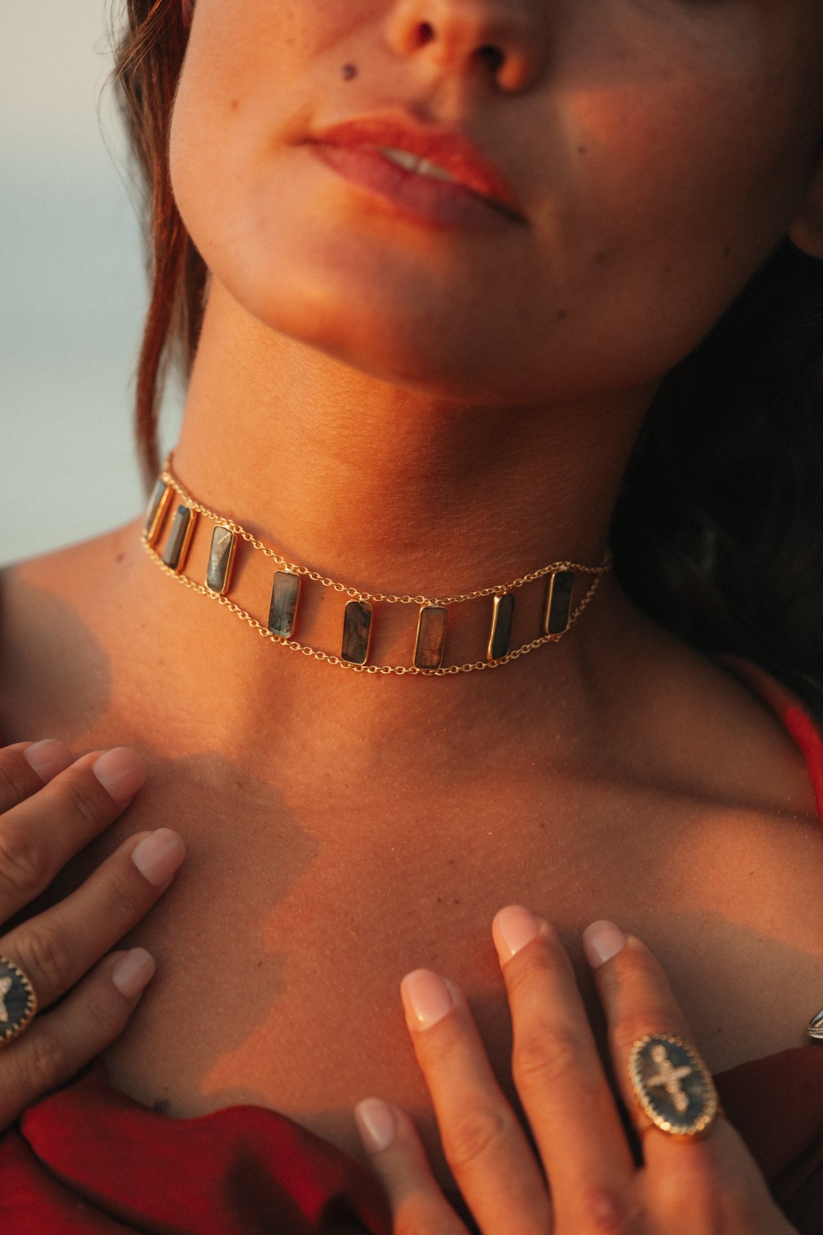 Collier ras de cou Rym en pierres naturelles et laiton doré porté – bijou Adalima
