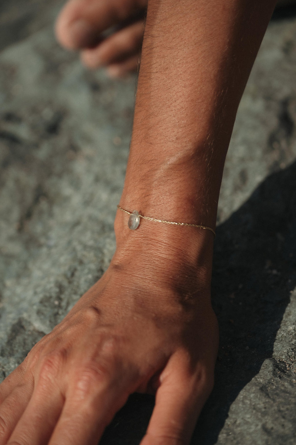 Bracelet Préa goutte de préhnite sur fil doré porté – bijou Adalima