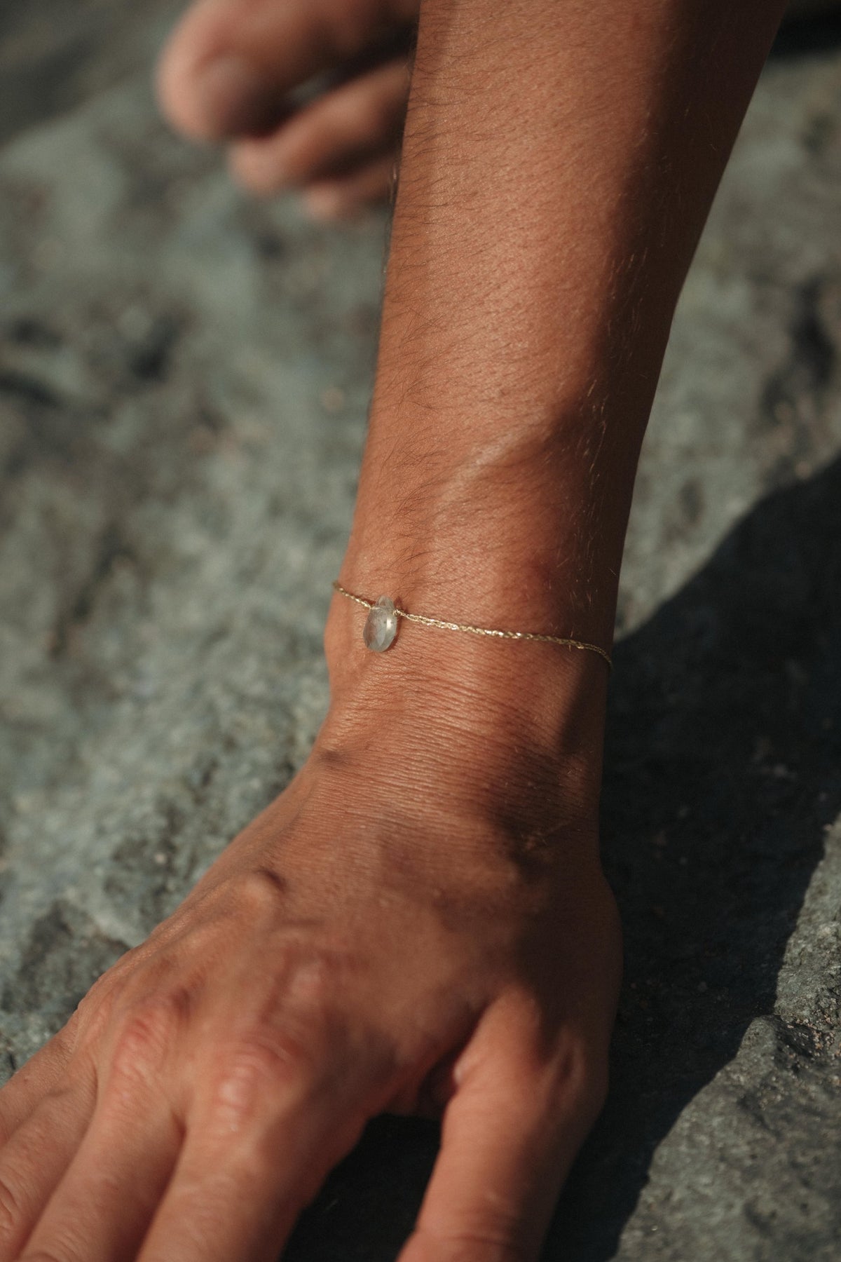Bracelet Préa goutte de préhnite sur fil doré porté – bijou Adalima