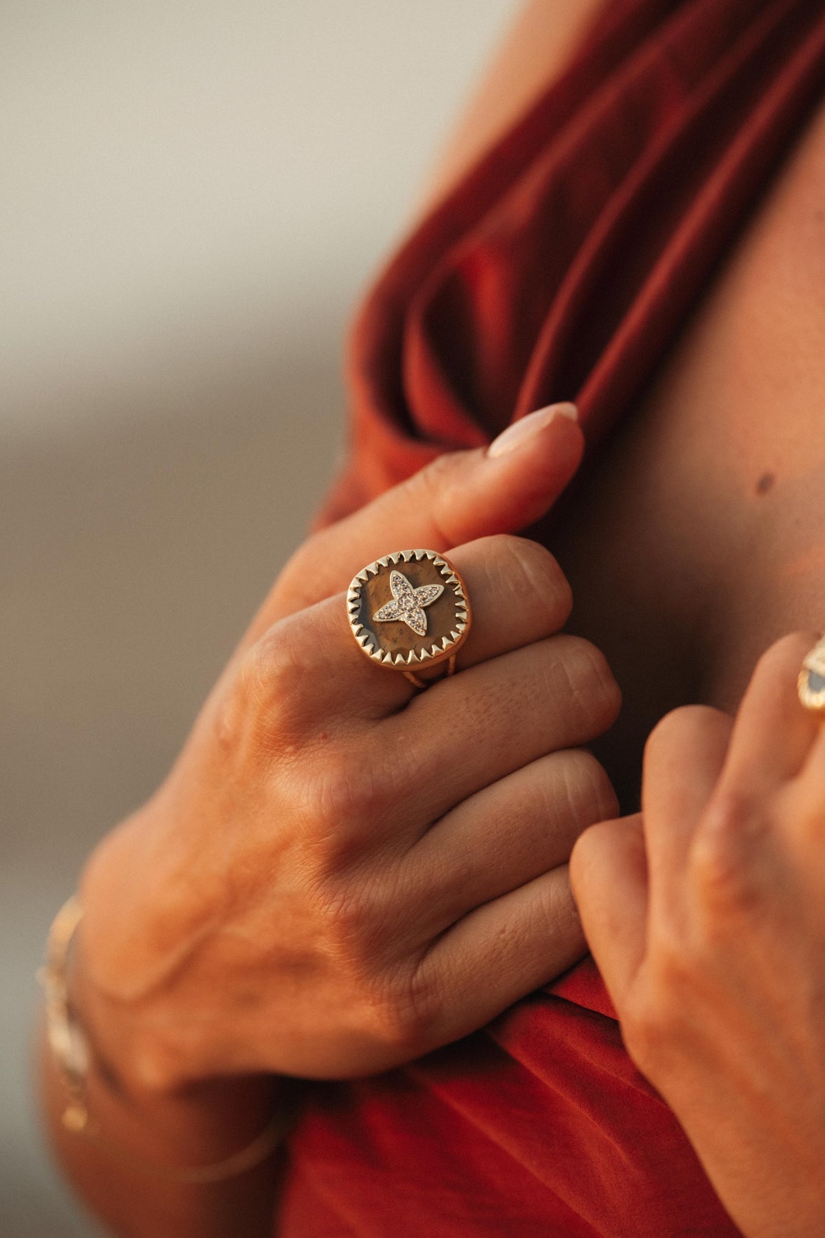 Bague Selma en pierres naturelles et laiton doré portée – bijou Adalima