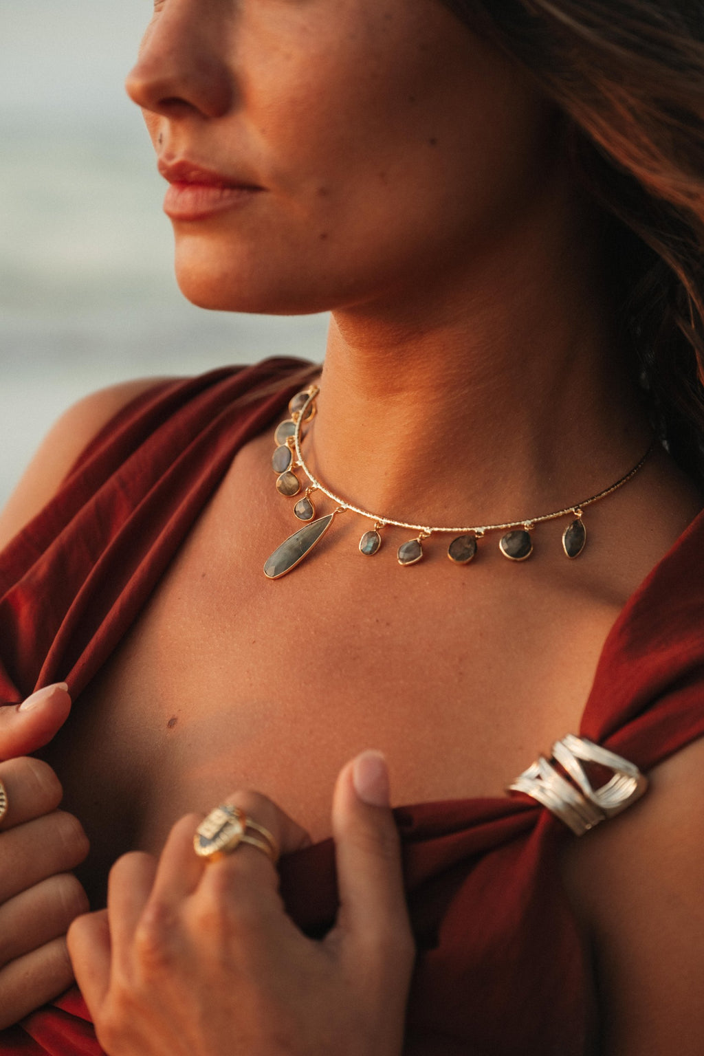 Collier Sohana en pierres naturelles et laiton doré porté – bijou Adalima