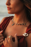 Collier Sohana en pierres naturelles et laiton doré porté – bijou Adalima