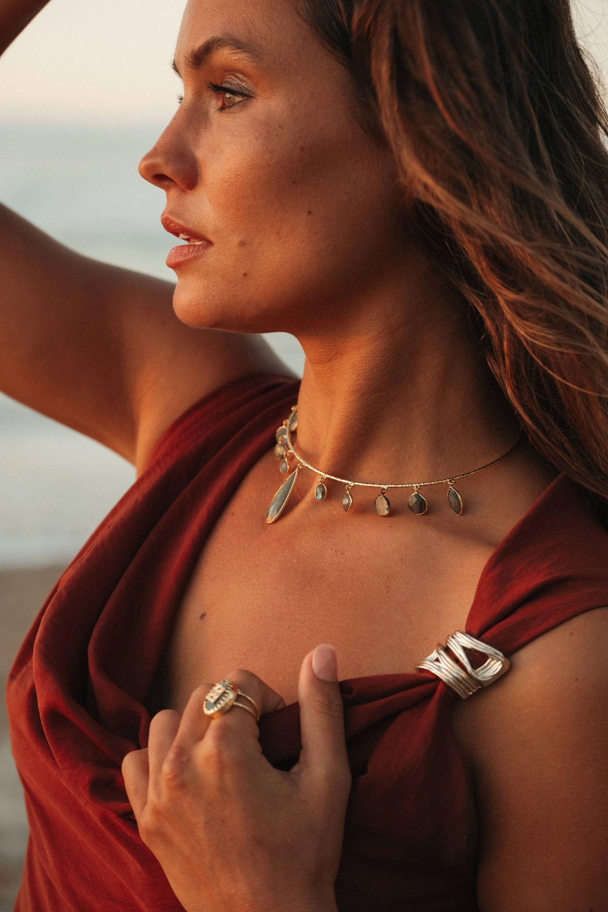 Collier Sohana en pierres naturelles et laiton doré porté – bijou Adalima