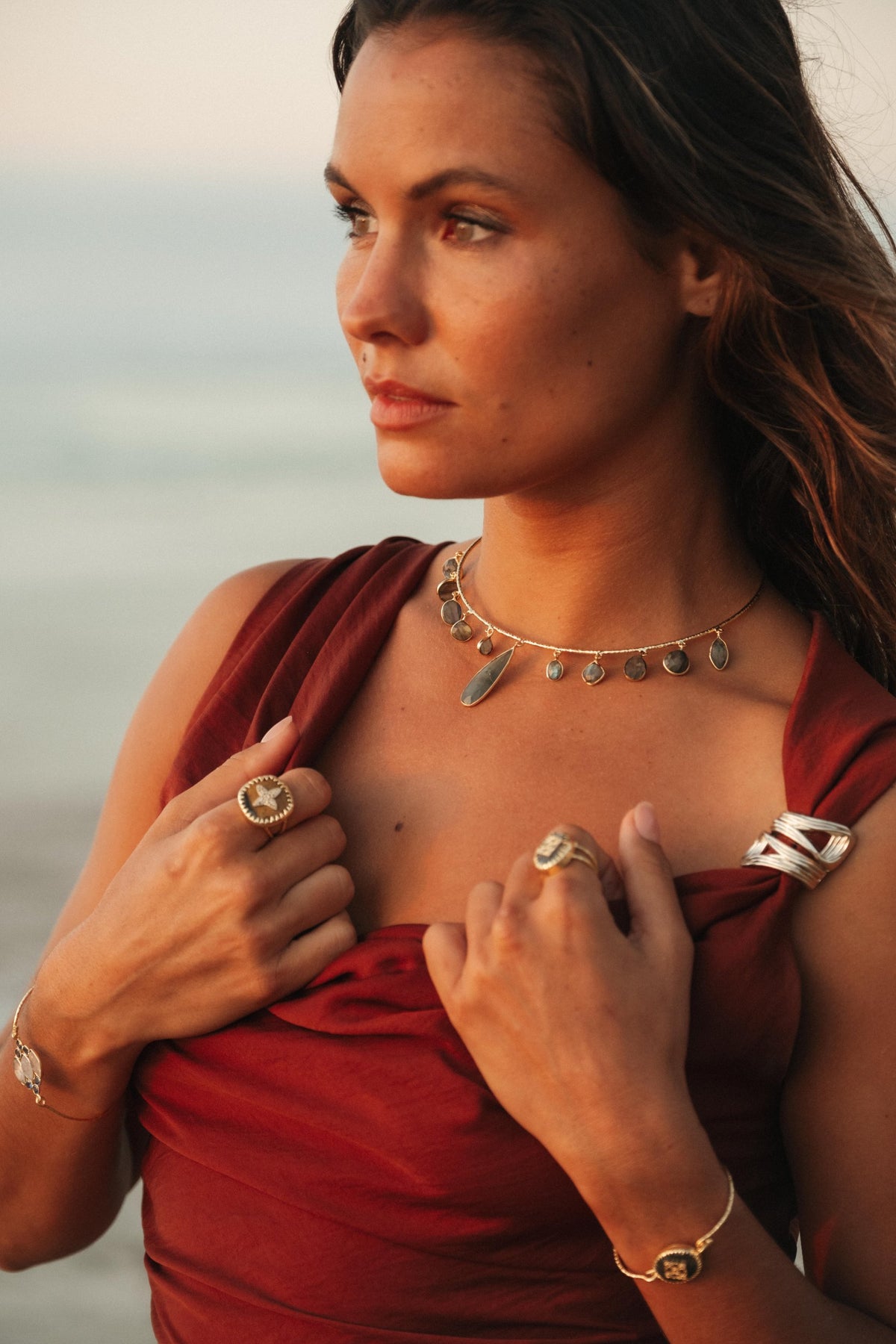 Collier Sohana en pierres naturelles et laiton doré porté – bijou Adalima