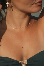 Collier Solen à strass en acier inoxydable doré porté – bijou Adalima