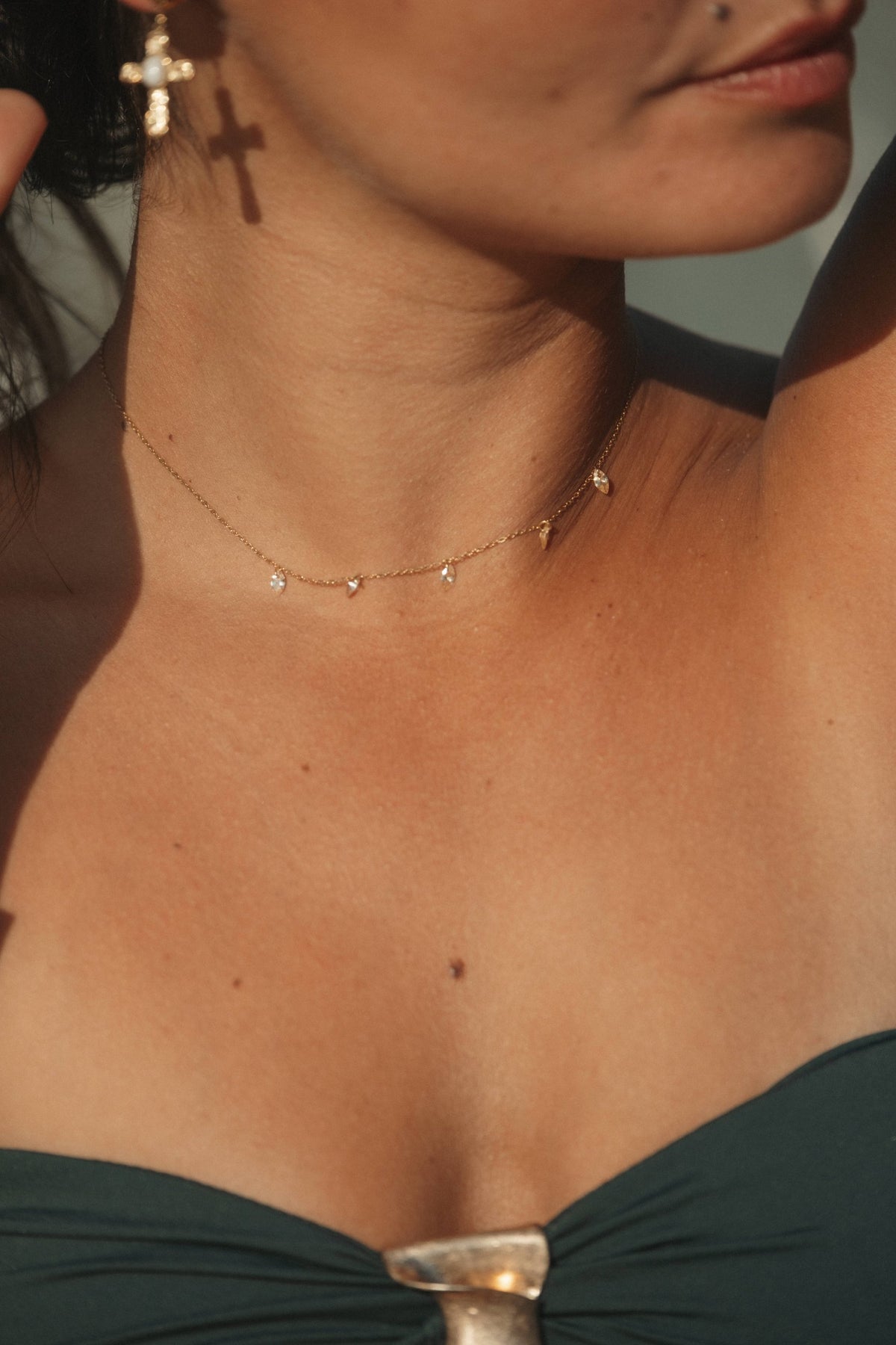 Collier Solen à strass en acier inoxydable doré porté – bijou Adalima