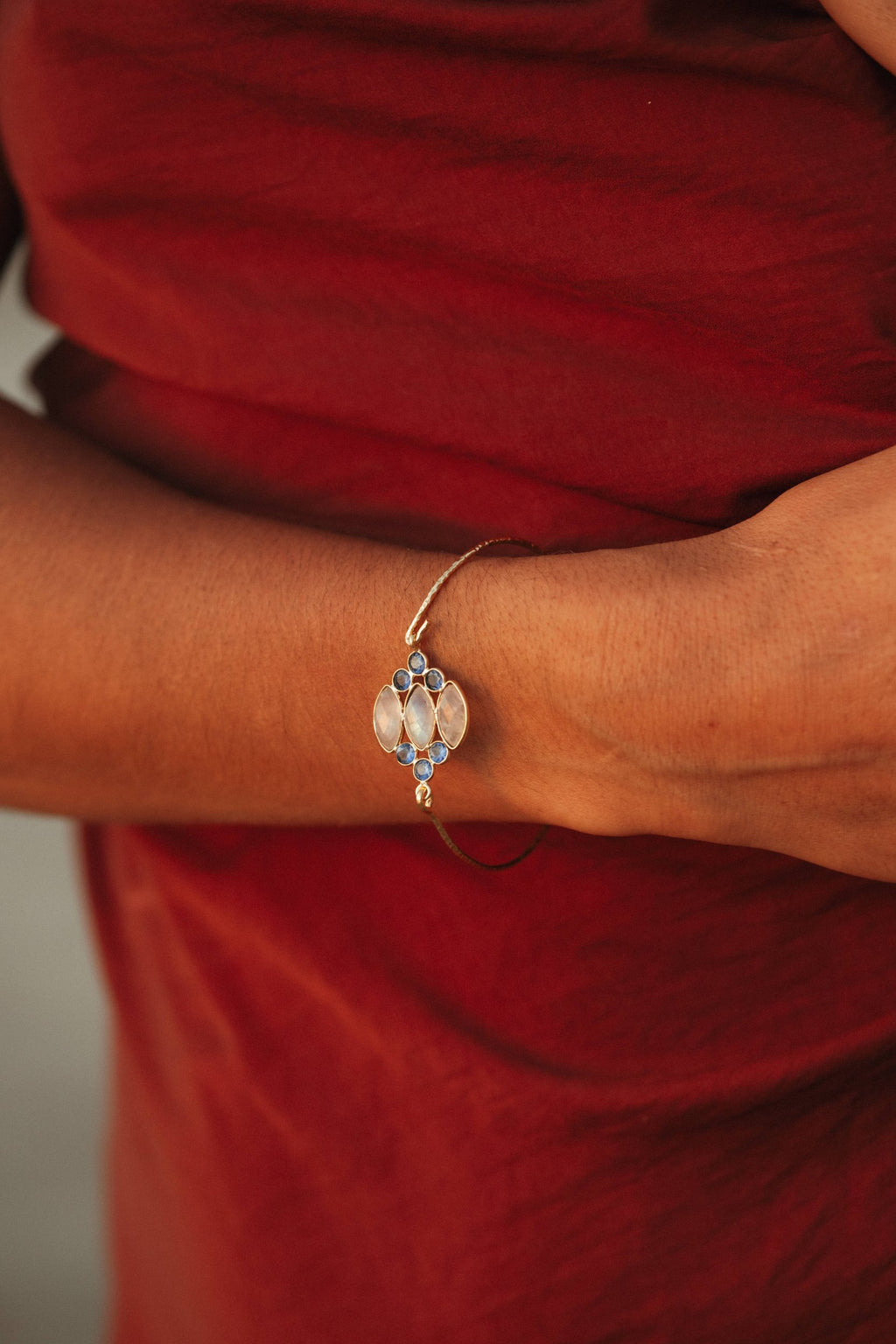 Bracelet ASHA en pierres naturelles et laiton doré porté – bijou Adalima