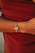 Bracelet ASHA en pierres naturelles et laiton doré porté – bijou Adalima