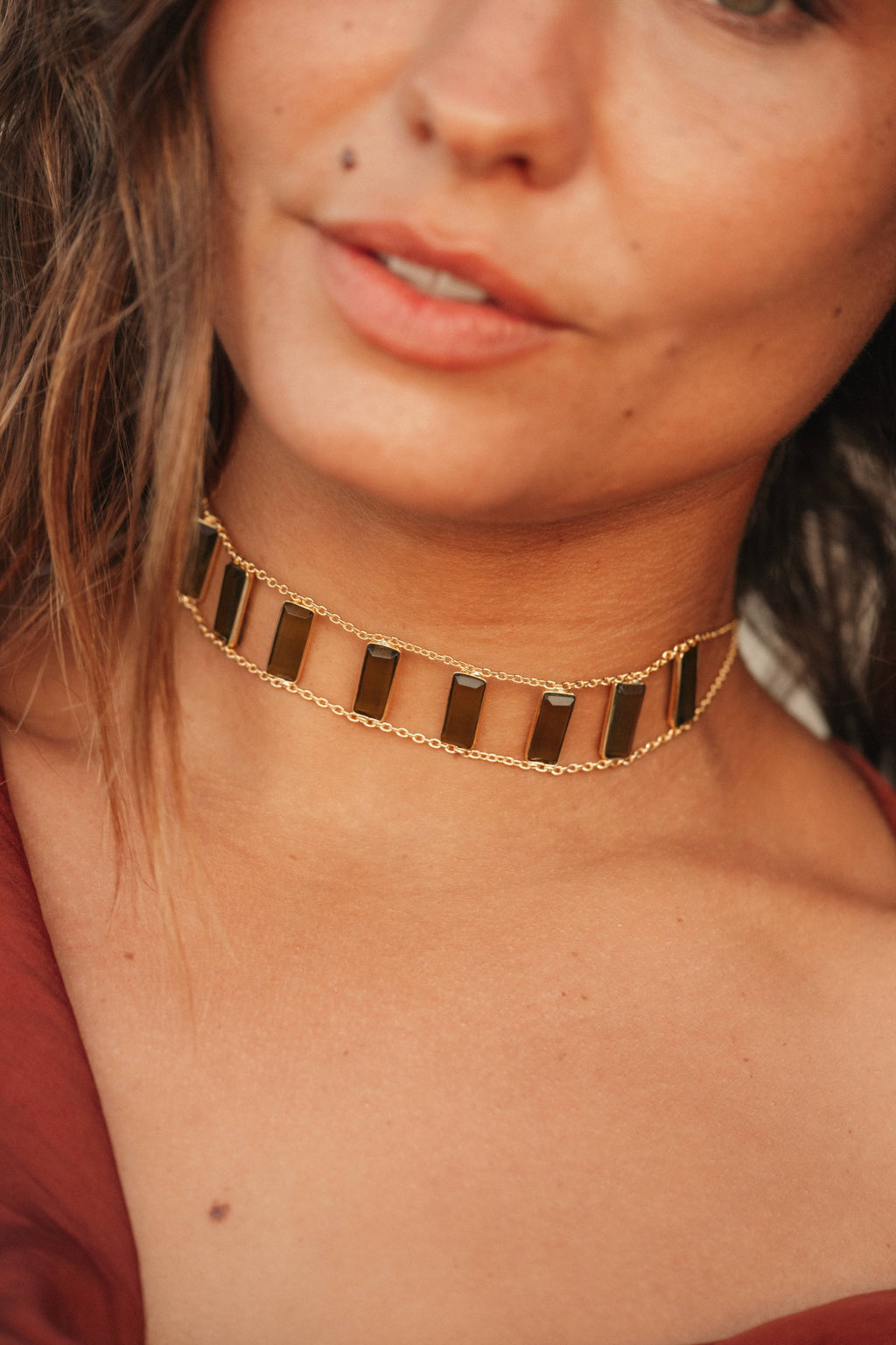 Collier ras de cou Rym en pierres naturelles et laiton doré porté – bijou Adalima