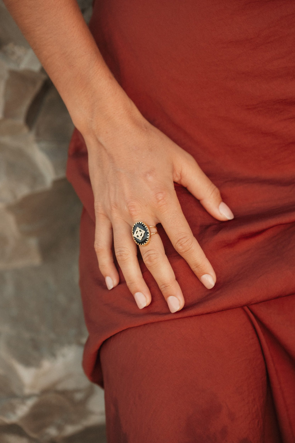 Bague Tara en pierres naturelles et laiton doré portée – bijou Adalima