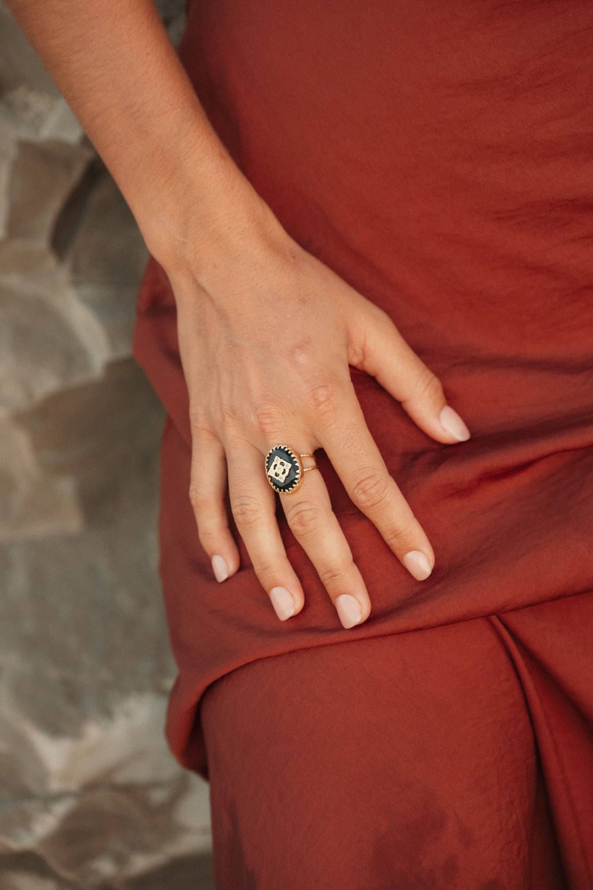 Bague Tara en pierres naturelles et laiton doré portée – bijou Adalima