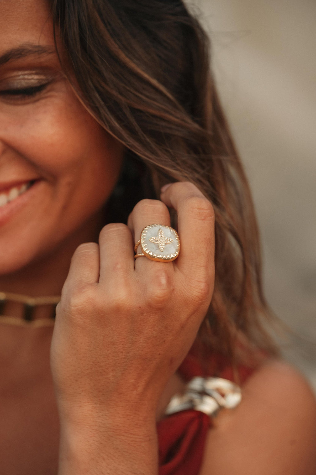 Bague Selma en pierres naturelles et laiton doré portée – bijou Adalima