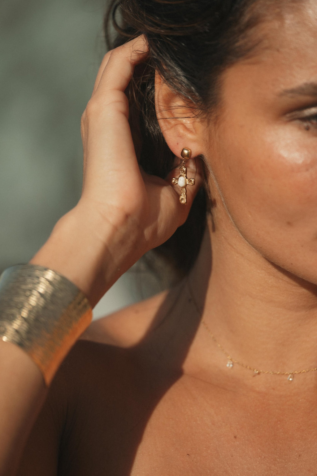 Boucles d’oreilles Ysé en acier inoxydable doré portées – bijou Adalima