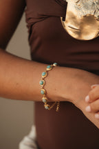Bracelet Sihem en pierres naturelles et laiton doré porté – bijou Adalima