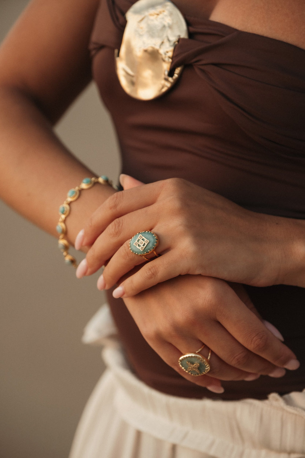 Bague Tara en pierres naturelles et laiton doré portée – bijou Adalima