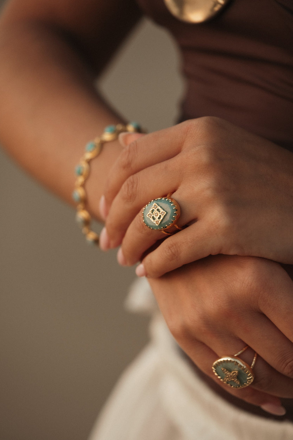 Bague Tara en pierres naturelles et laiton doré portée – bijou Adalima