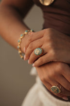 Bague Tara en pierres naturelles et laiton doré portée – bijou Adalima