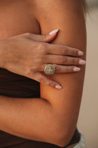 Bague Selma en pierres naturelles et laiton doré portée – bijou Adalima