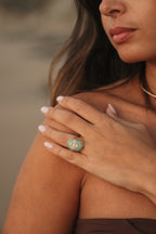 Bague Tara en pierres naturelles et laiton doré portée – bijou Adalima