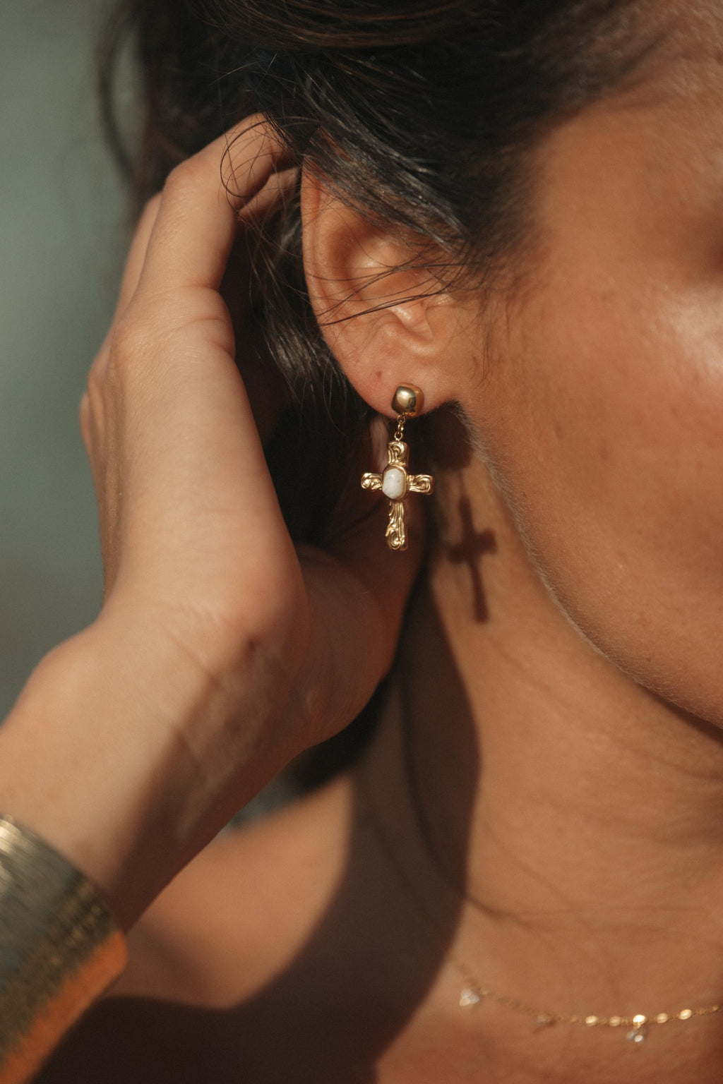 Boucles d’oreilles Ysé en acier inoxydable doré portées – bijou Adalima