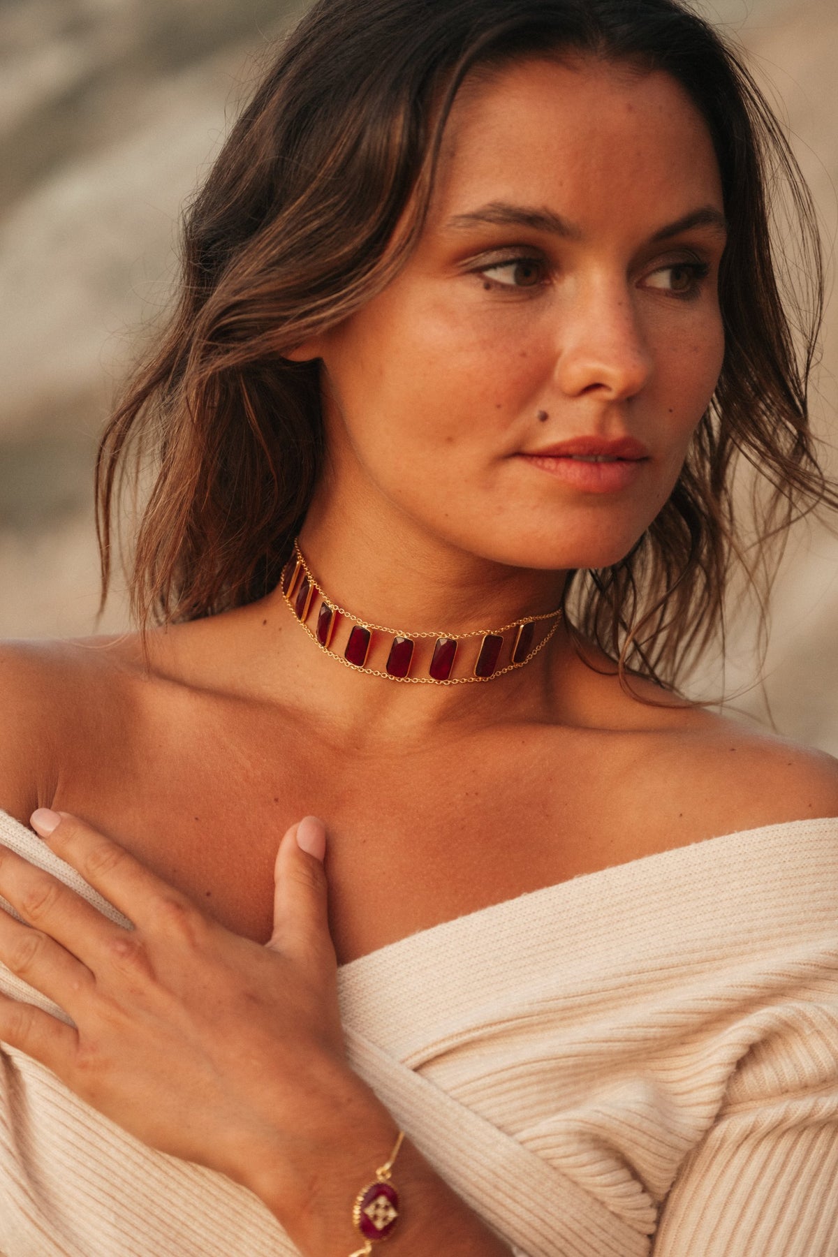 Collier ras de cou Rym en pierres naturelles et laiton doré porté – bijou Adalima