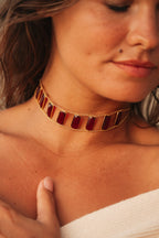 Collier ras de cou Rym en pierres naturelles et laiton doré porté – bijou Adalima
