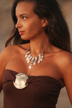 Collier Dewi en acier inoxydable doré porté – bijou Adalima