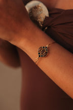 Bracelet ASHA en pierres naturelles et laiton doré porté – bijou Adalima