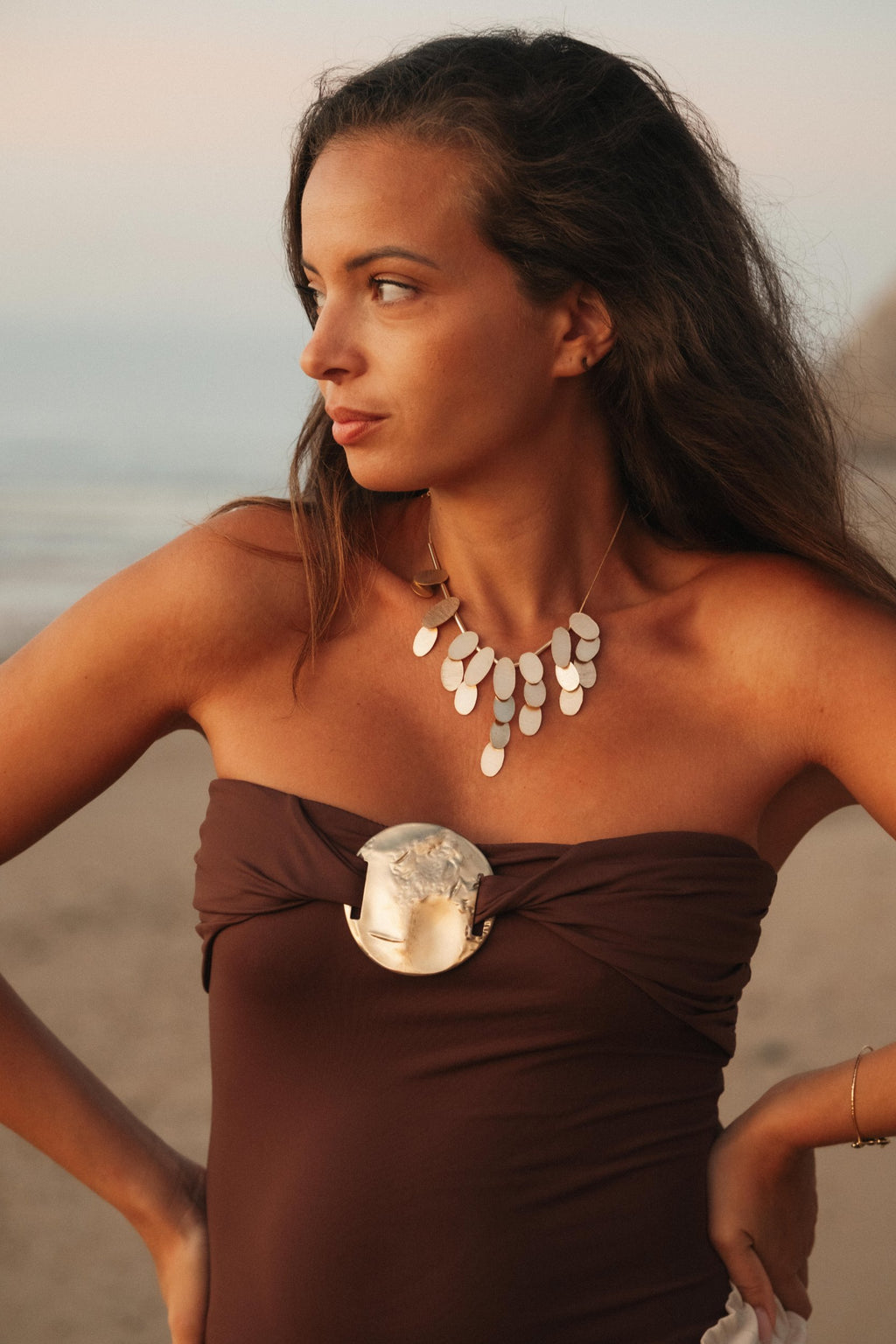 Collier Dewi en acier inoxydable doré porté – bijou Adalima