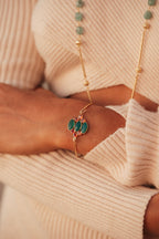 Bracelet ASHA en pierres naturelles et laiton doré porté – bijou Adalima