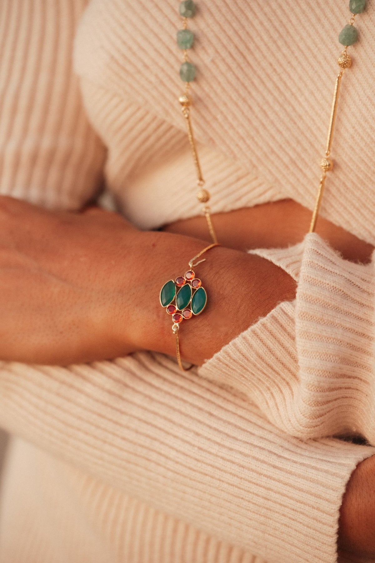 Bracelet ASHA en pierres naturelles et laiton doré porté – bijou Adalima